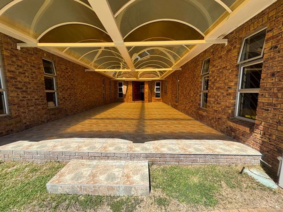 To Let 5 Bedroom Property for Rent in Rouxville Western Cape